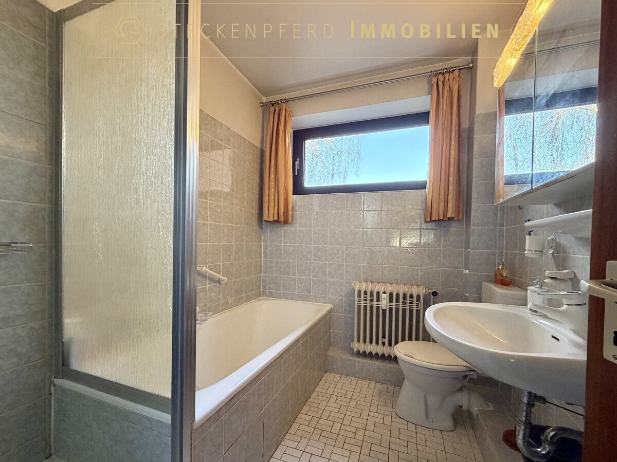 Bad mit Wanne und Dusche