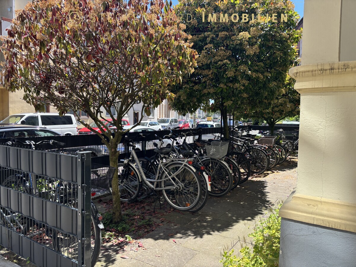 Fahrradständer vor dem Haus