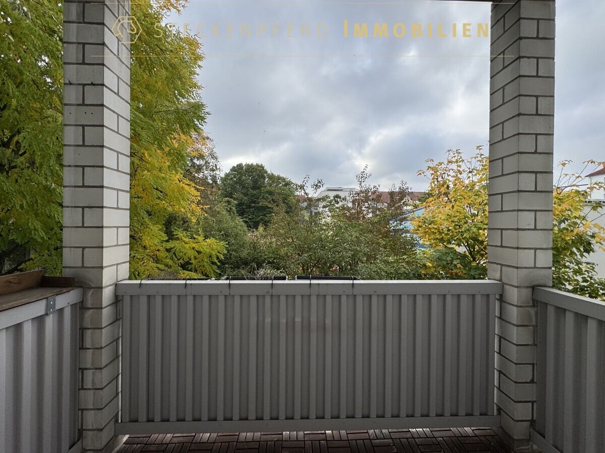 Balkon mit idyll. Grünblick