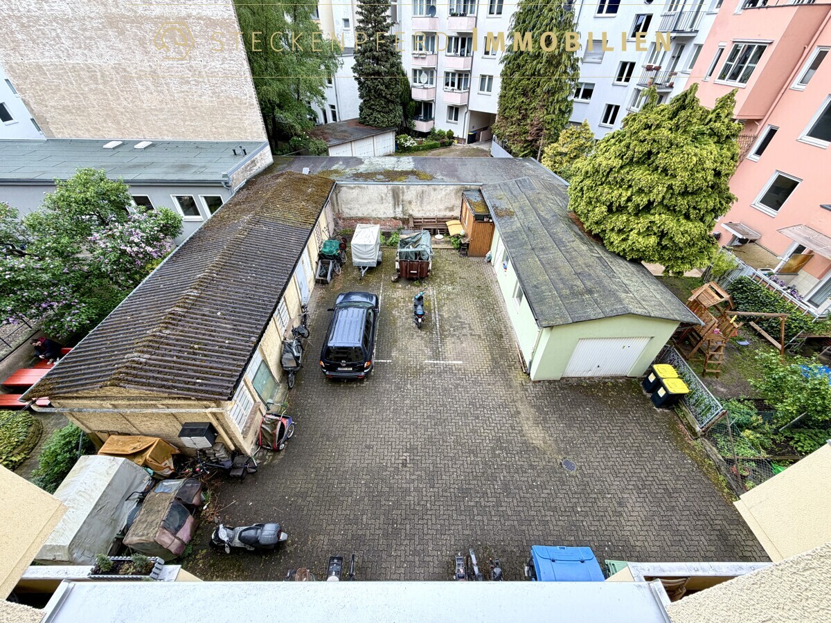 Hof: links Lagerhalle, rechts Garage