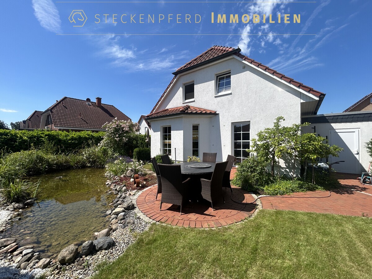 Weiße Fassade, grünes Paradies: freistehendes Einfamilienhaus mit Garage & Traumgarten in Ronnenberg