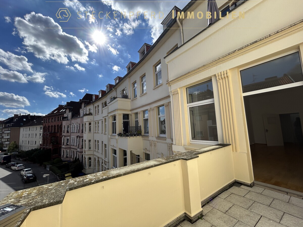 Altbauflair in der Südstadt: Großzügige, sanierte 2-Zimmer-Wohnung mit XL-Sonnenbalkon !