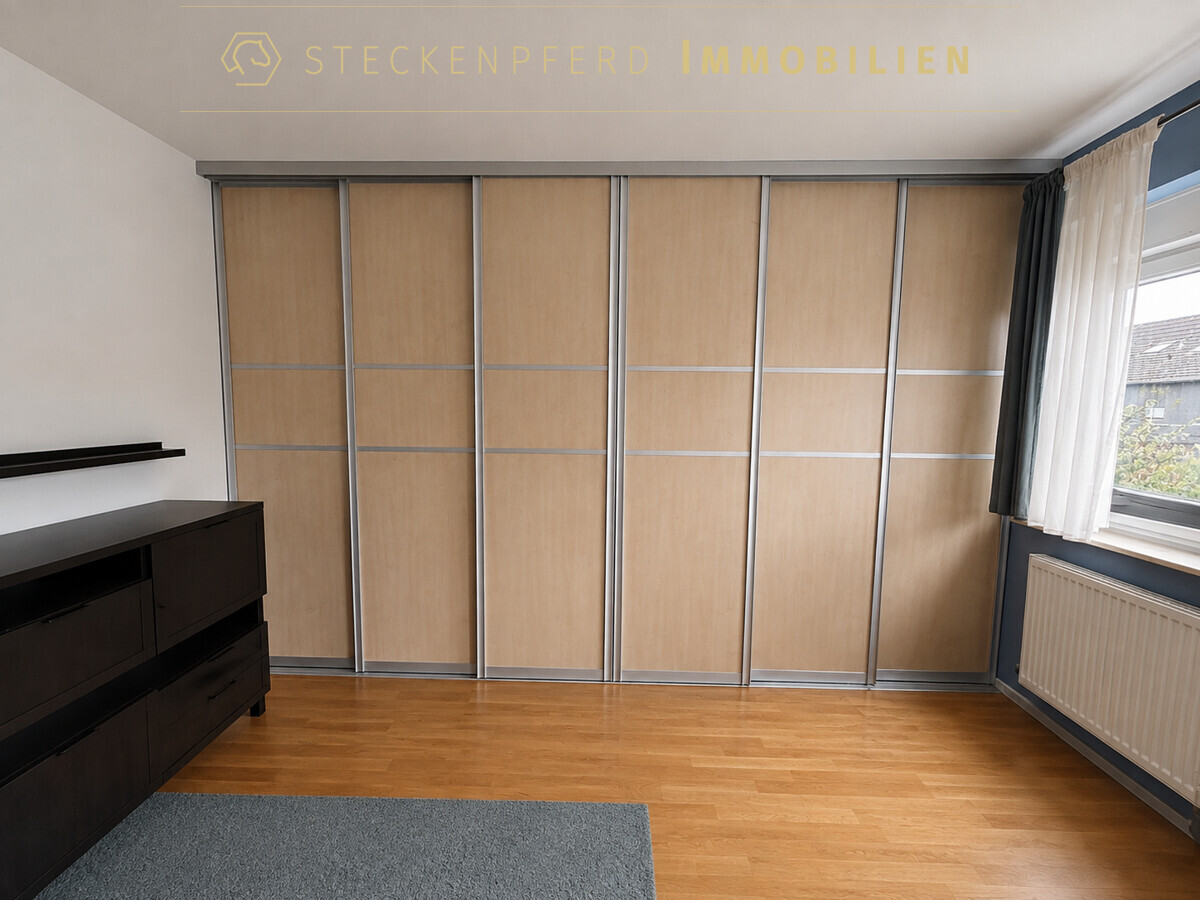 mit Einbauschrank