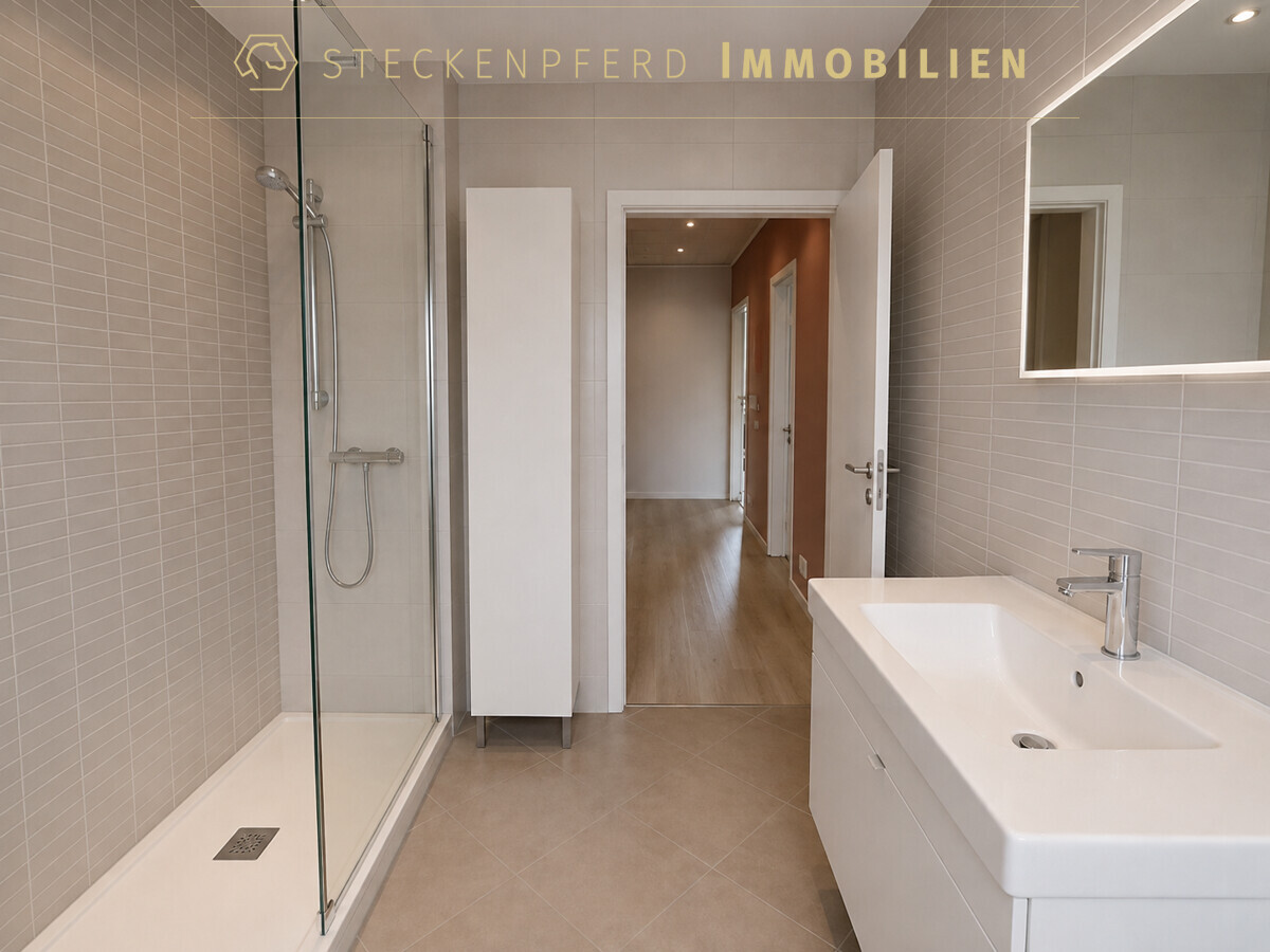  Dusche mit niedriger Schwelle