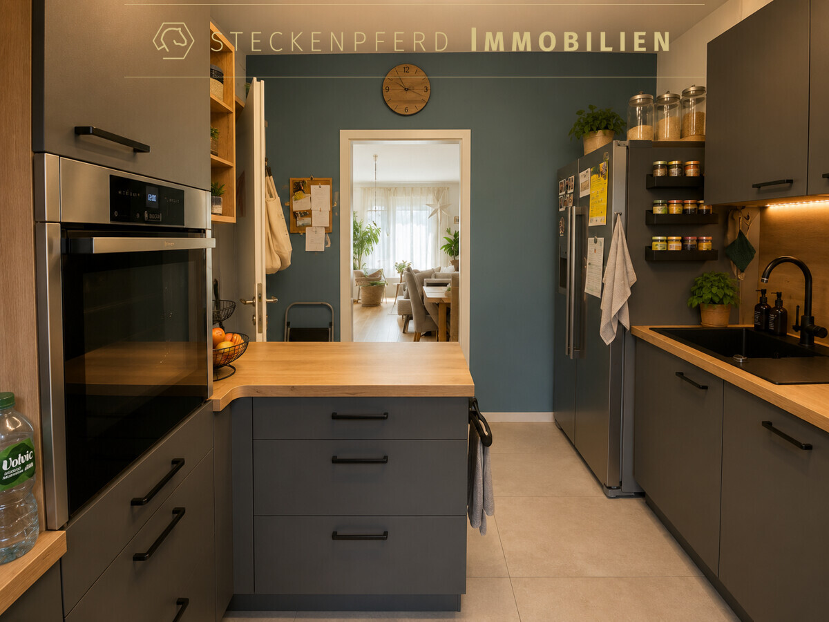 Mit E-Geräten und Kühlschrank