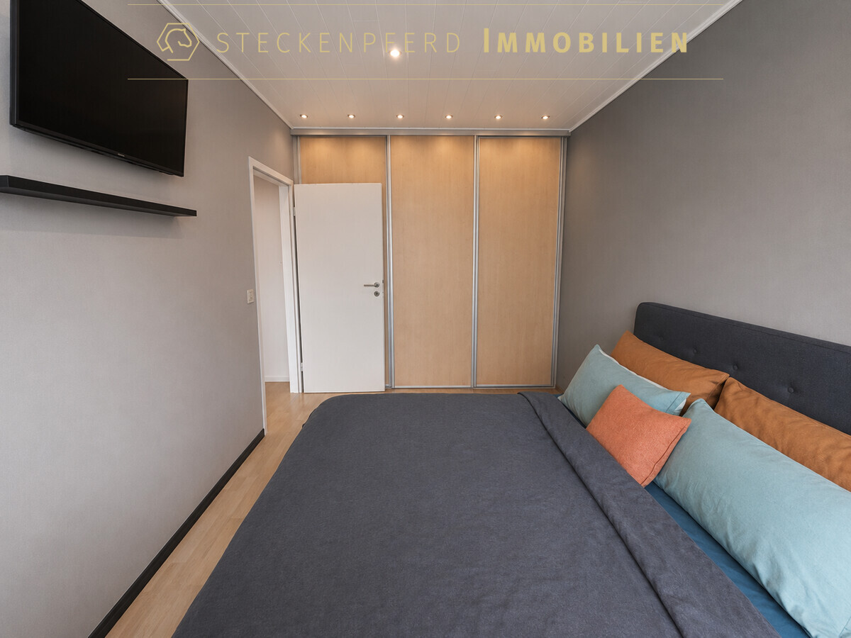 mit Einbauschrank