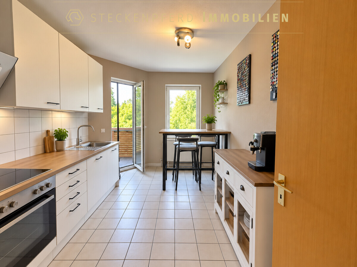Küche mit Balkonausgang