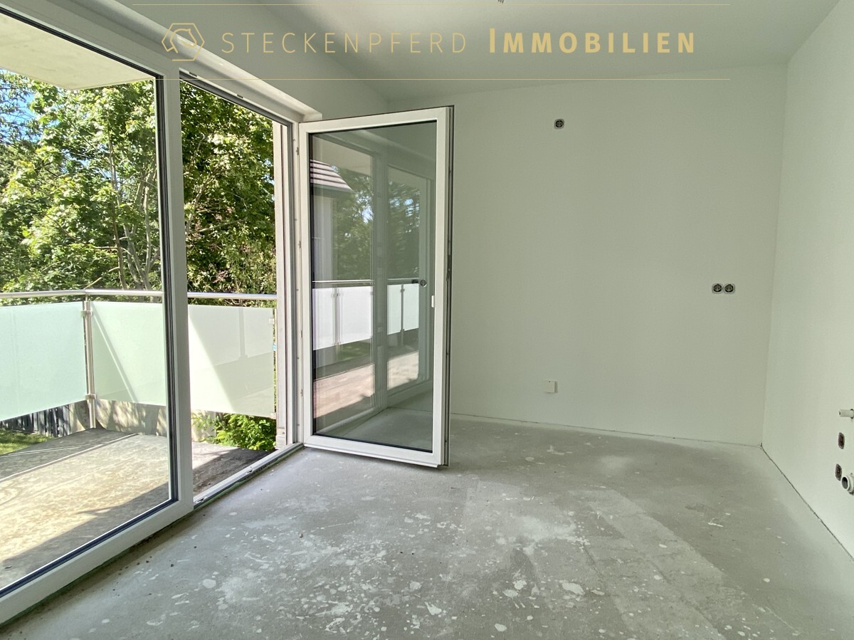 Zimmer zum Balkon